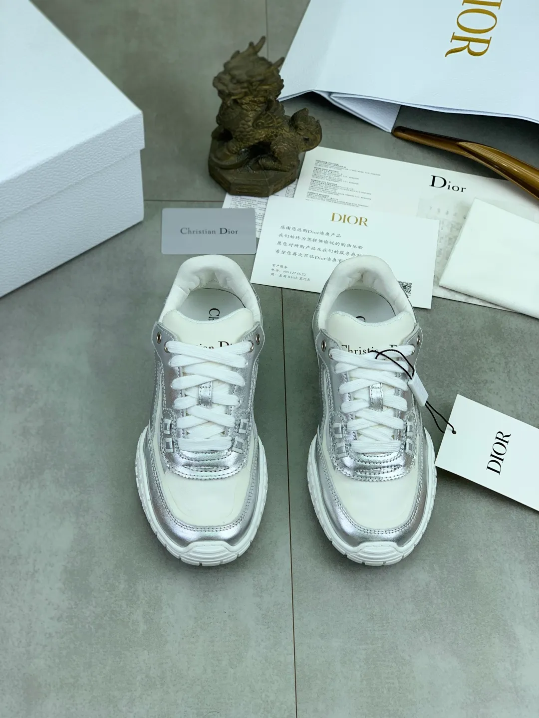 Men's men's shoes P520 new Dior Tech sneakers 2026 early spring series new products, with fashionable details, highlighting retro aesthetics. The light beige anti-suede cow leather upper is spliced ​​with apricot transparent mesh fabric on the side. The upper window edge is adhered with high-frequency flat ironing and back-pressure. It replicates the original craftsmanship, making it beautiful and comfortable without falling off. The interior is made of sheep lining of the same color, which is soft and comfortable. The heel and tongue are embellished with the Paris logo. The textured TPU soles with the same color logo. The high-end version is exquisitely packaged, adding a high-end style.  Code number: 35-46